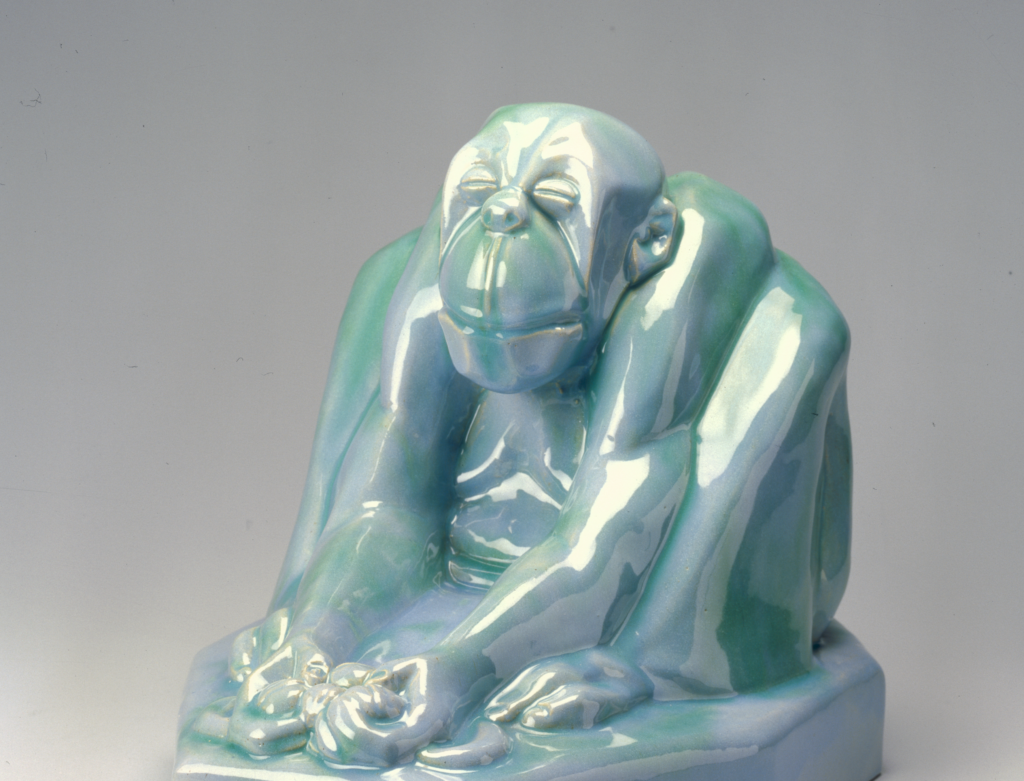 Willem Brouwer, Zittende aap, 1915-1920, geglazuurd keramiek, collectie Drents Museum