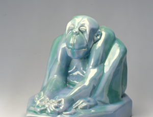 Willem Brouwer, Zittende aap, 1915-1920, geglazuurd keramiek, collectie Drents Museum